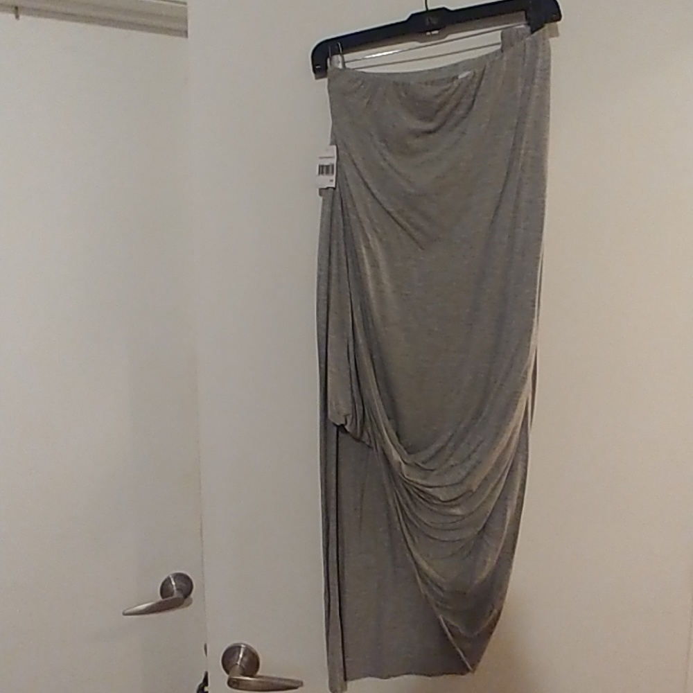 Sexy slinky light grey isometric skirt.
